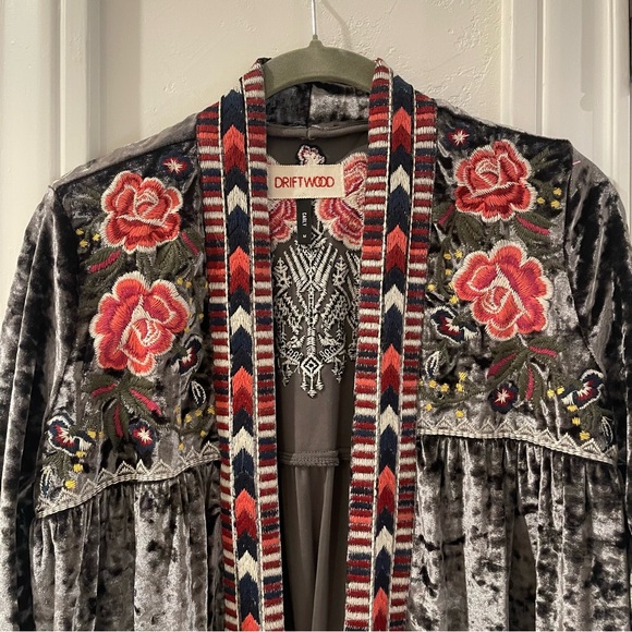 Driftwood Carly Velvet Embroidered Kimono Jacket Size Medium - Picture 4 of 16